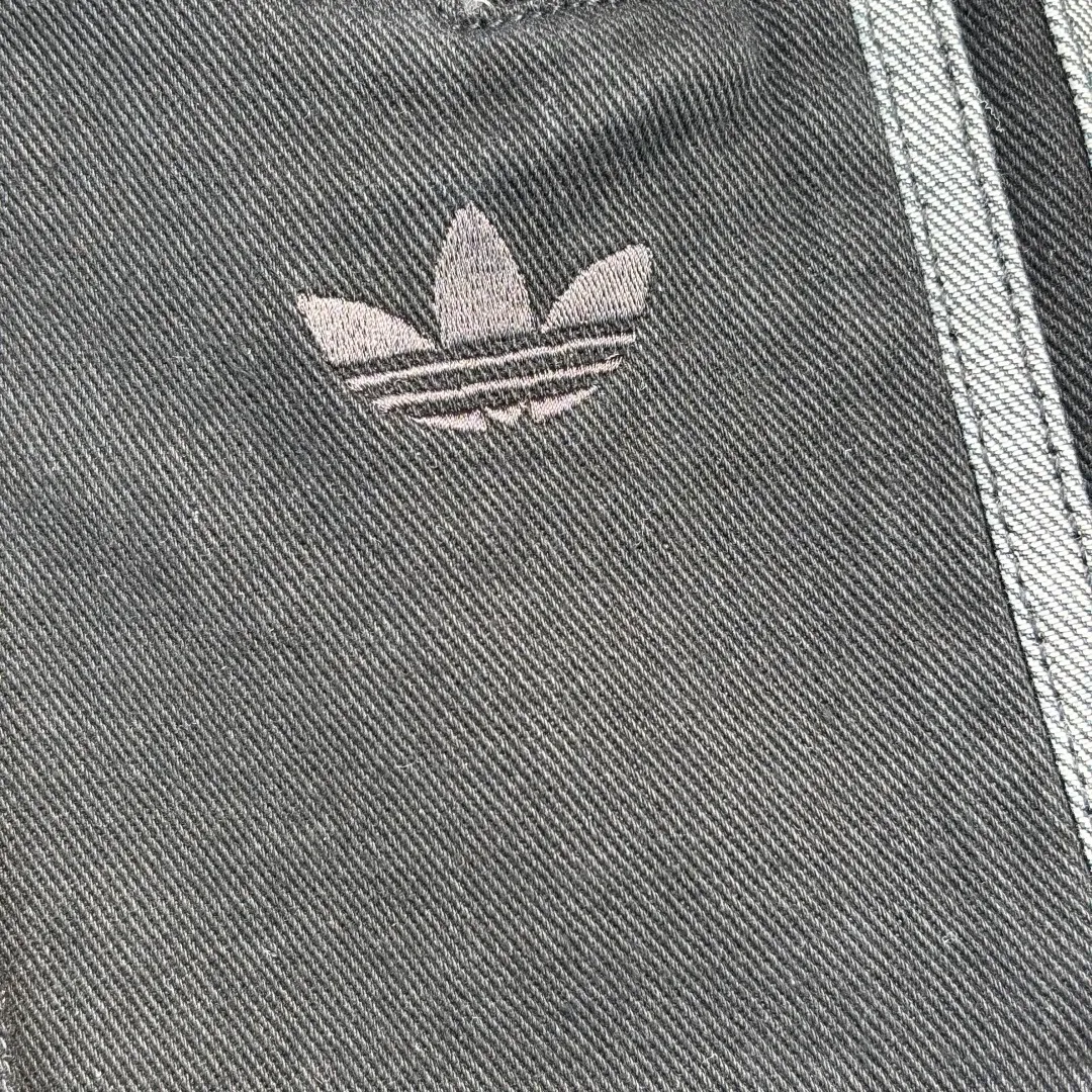 𝟬𝟱𝟰𝟳#Exclusive real shot/difference between various stolen pictures and online picture versions on the market [𝗔𝗱𝗶𝗱𝗮𝘀Adidas Song Yuqi Same Style Clover American Trendy Denim Shorts] ✅Full set of 1:1 customized accessories ➕Customized three-label ➕𝗬𝘂𝗮𝗻 version hang tag ➕𝗹𝗼𝗴𝗼 packaging bag🔥 ➕Scan the tag to enter the official website. ✅Top Original version, ins Xiaohongshu Dewu Kuaishou and many bloggers wear it. ✅Washed denim + three-stripe design, the clover logo is super recognizable✨. Loose fit, comfortable to wear and Breathable, suitable for summer commuting, leisure, and sports! With Versatile attributes, it can be worn casually and easily switch between street or vacation styles. It is a must-have item in your summer wardrobe! Color: Black Size: xs-x L